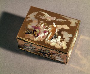 Snuifdoos van geëmailleerd goud en gekleurde parelmoer, Parijs, 1747-48; snuifdoos in de vorm van een vat, Parijs, 1754, goud en parelmoer